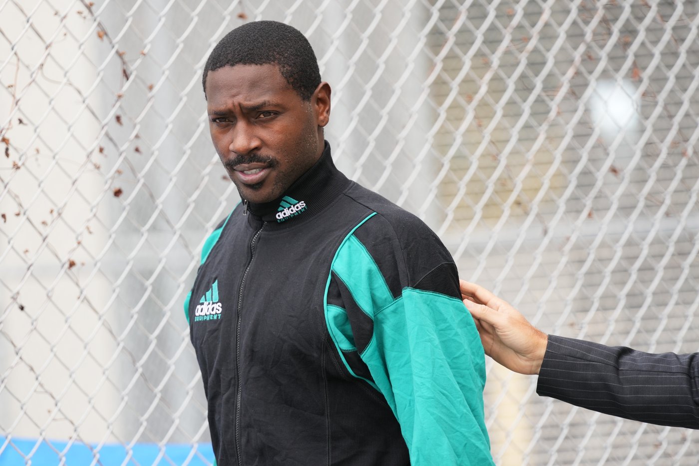 Ex - NFL star Antonio Brown to accept plea deal on attempted murder charge , his lawyer says