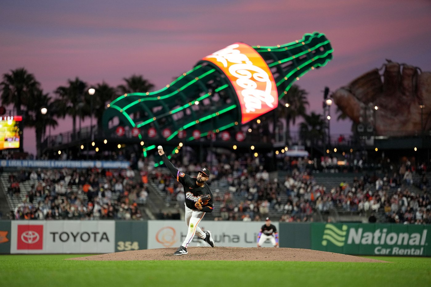 Rafael Devers bounces a homer into McCovey Cove as Giants beat Reds 3-1 | iNFOnews.ca