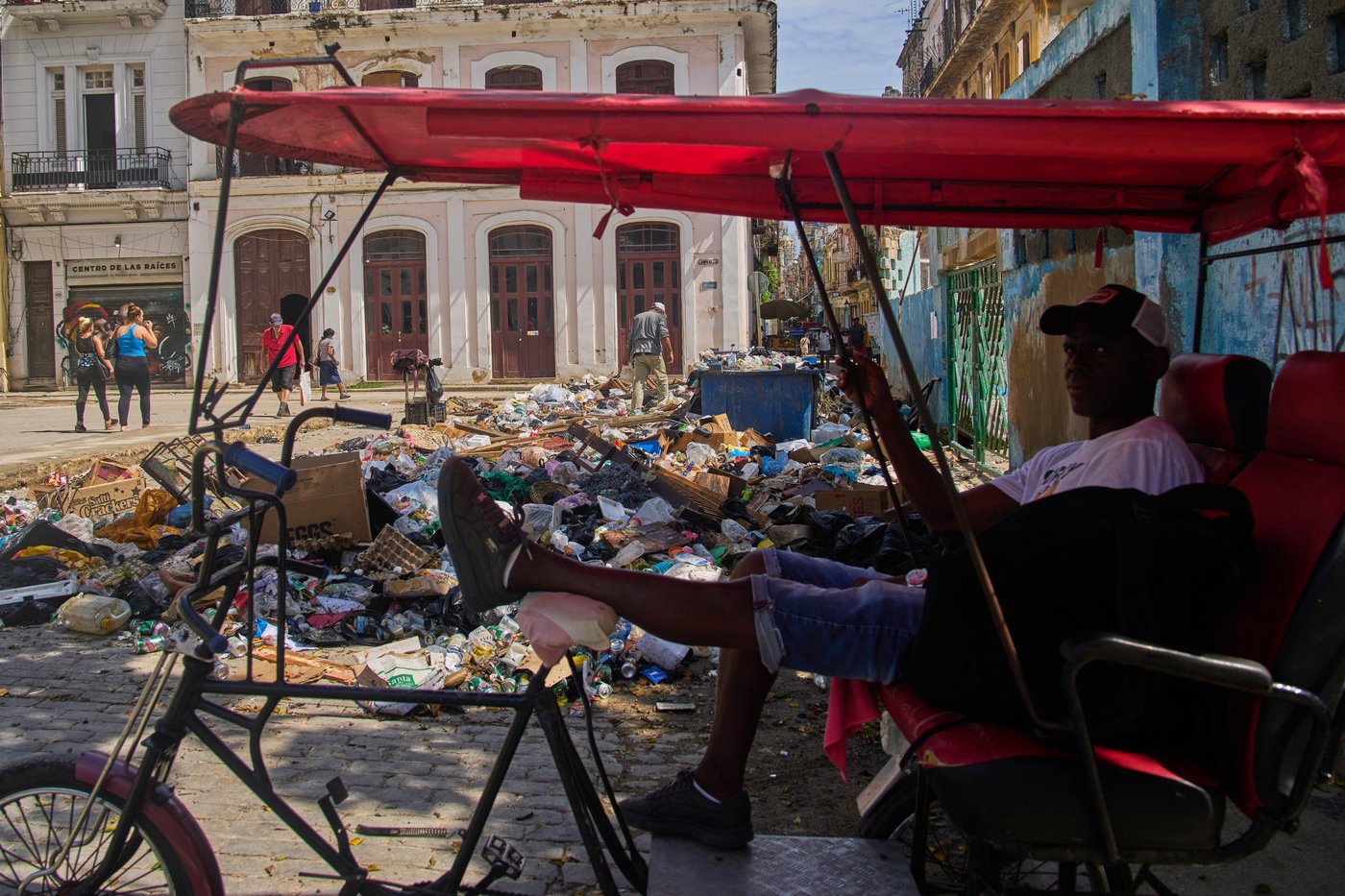 A garbage crisis engulfs Havana as fuel shortages stall trash pickup | iNFOnews.ca
