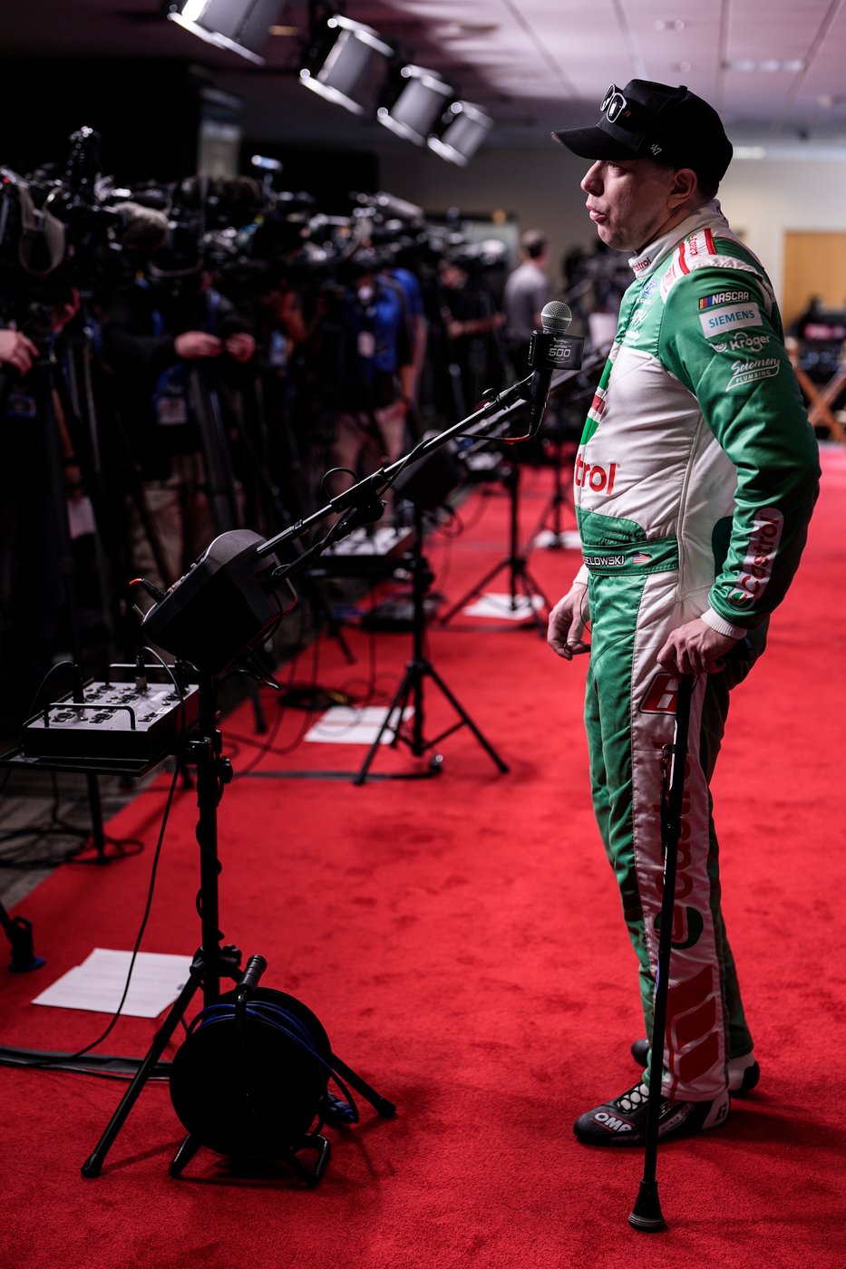 Brad Keselowski's broken leg was so painful that he thought a hacksaw would feel better | iNFOnews.ca Brad Keselowski's broken leg was so painful that he thought a hacksaw would feel better | iNFOnews.ca