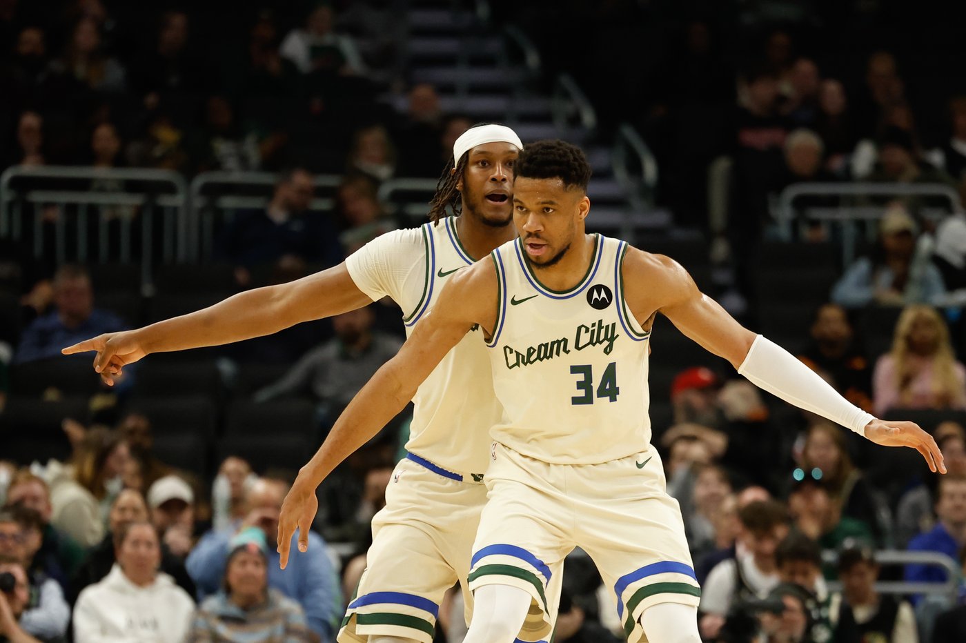 Hawks beat slumping Bucks 131-113 to win 5th straight and climb above .500 | iNFOnews.ca