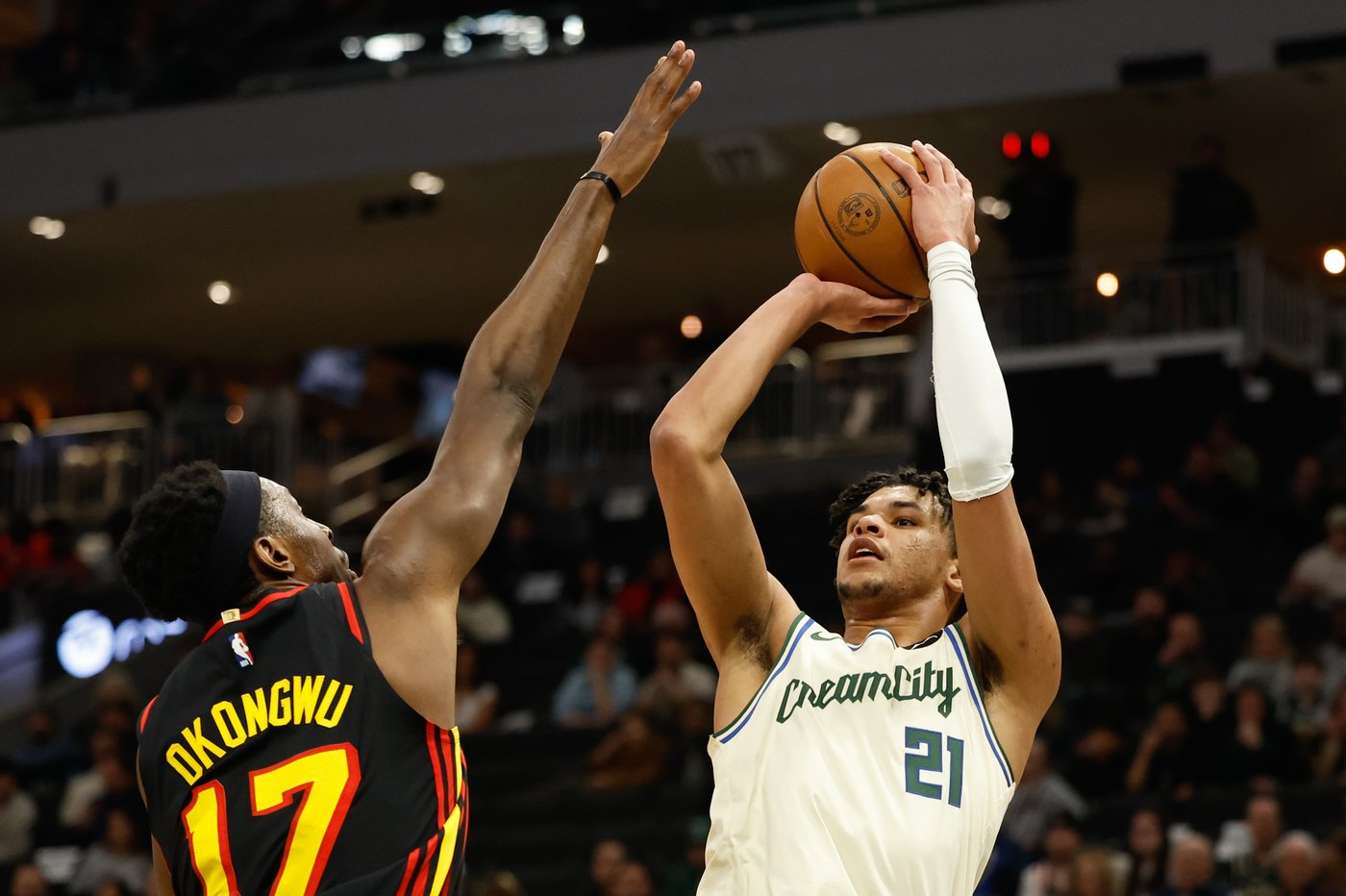 Hawks beat slumping Bucks 131-113 to win 5th straight and climb above .500 | iNFOnews.ca