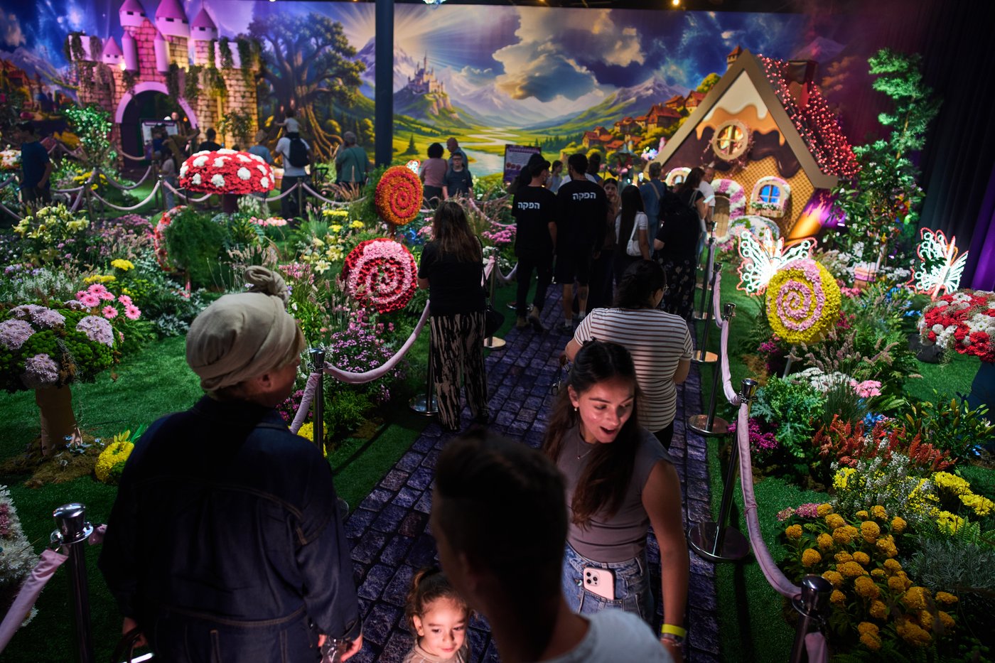 Flowers create elaborate fantasy worlds at a Tel Aviv exhibition, in photos | iNFOnews.ca