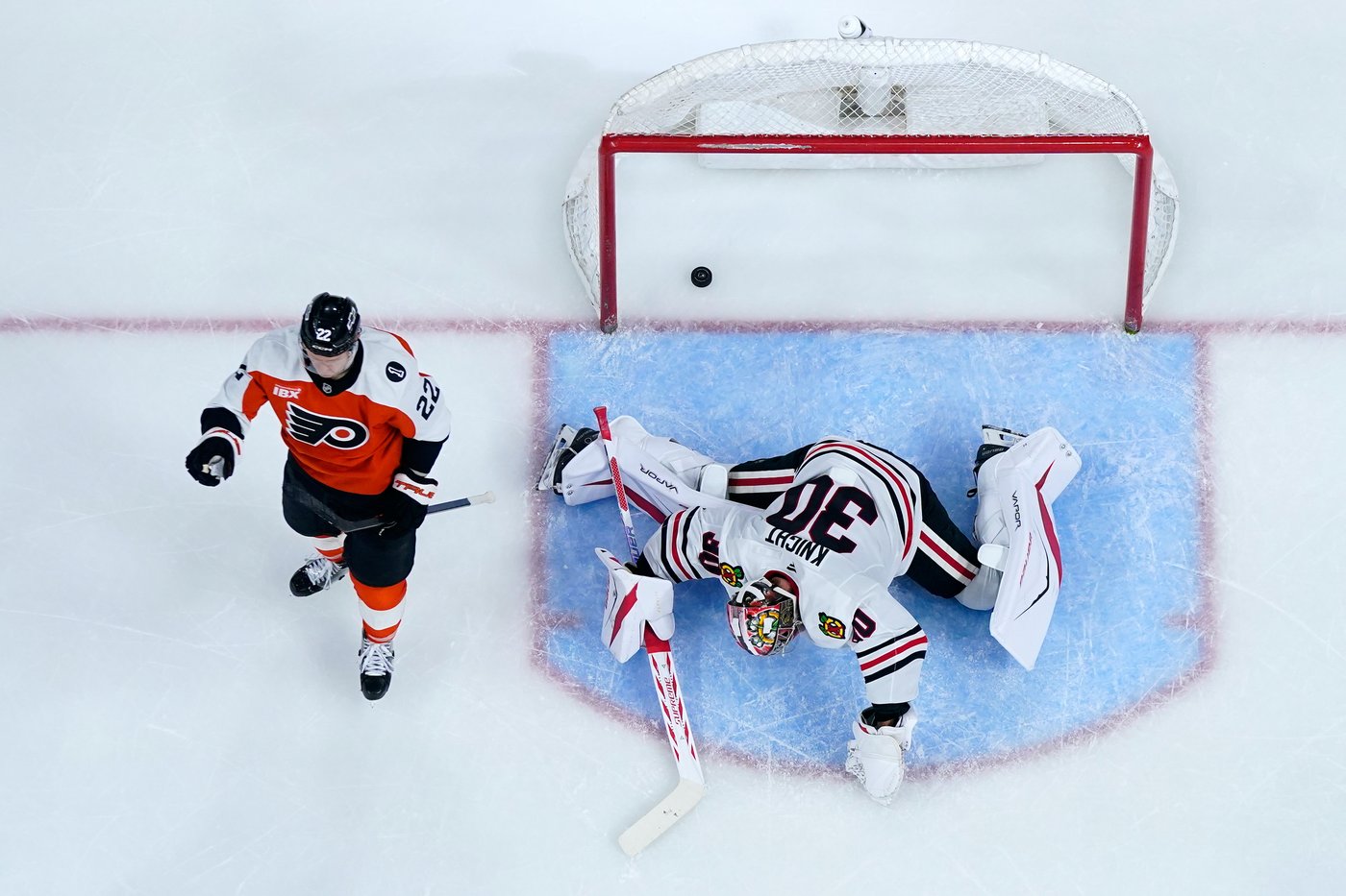 Flyers beat the Blackhawks 5-1 after 2 goals in the first 2:33 | iNFOnews.ca