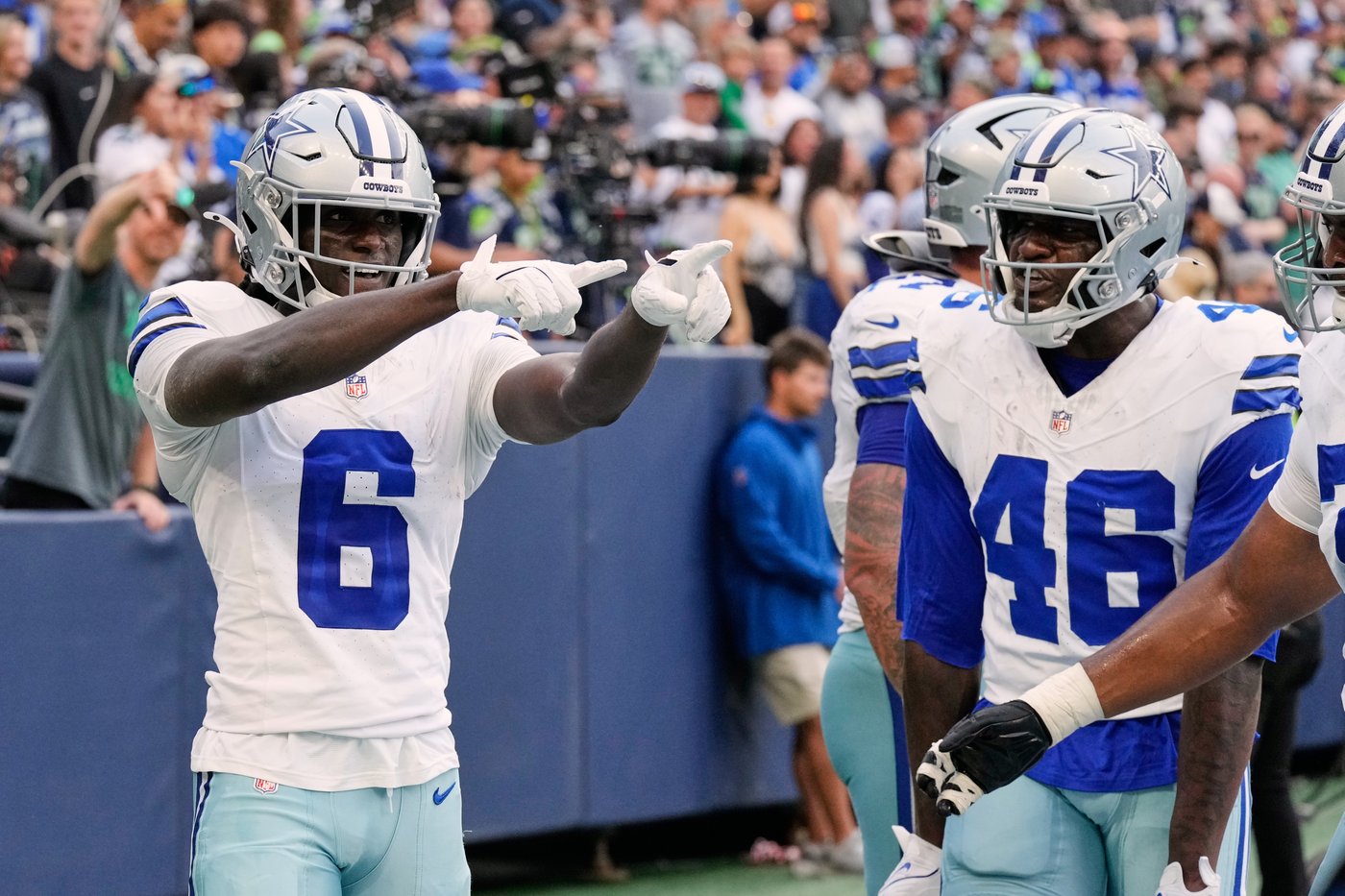 Brown stands out for Cowboys with 2 TD catches in 17-7 win over Seahawks | iNFOnews.ca
