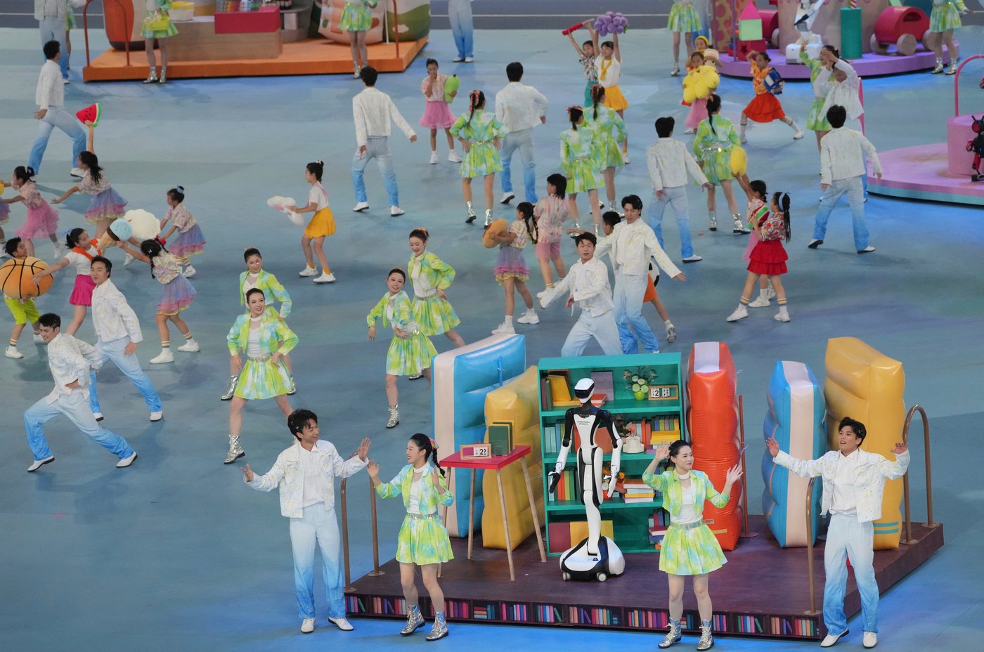 Humanoid robots sprint, play soccer and set records at Beijing games, in photos | iNFOnews.ca