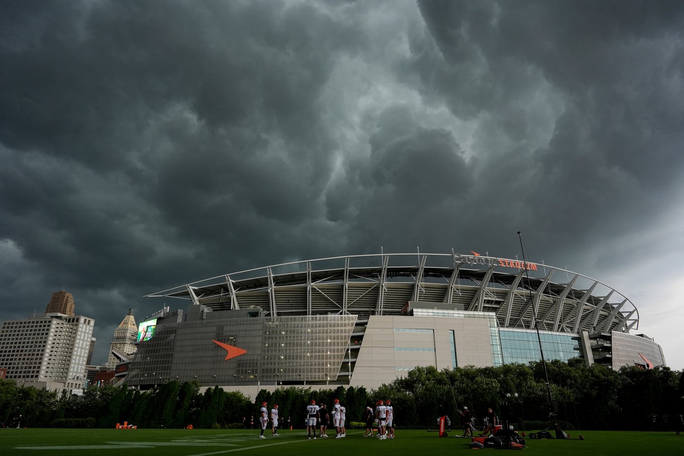 Deaths, damage reported as severe weather spawns tornadoes, flash flooding in the Midwest | iNFOnews.ca