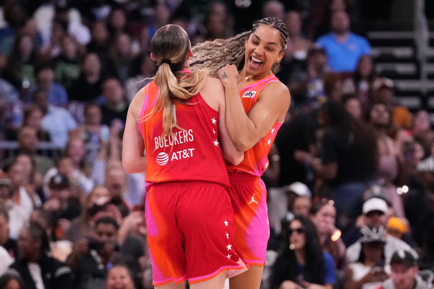 Jones and Clark help Team Spoon beat Team Coop 129-122 in the WNBA All-Star Game | iNFOnews.ca