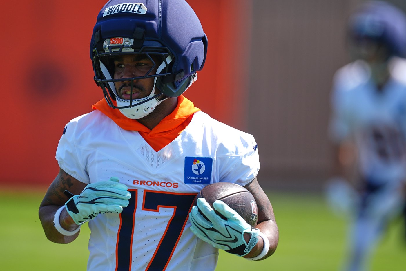 Quiet moments at Broncos camp after Jaylen Waddle pulls up, Bo Nix gets knocked down. Both are OK | iNFOnews.ca Quiet moments at Broncos camp after Jaylen Waddle pulls up, Bo Nix gets knocked down. Both are OK | iNFOnews.ca