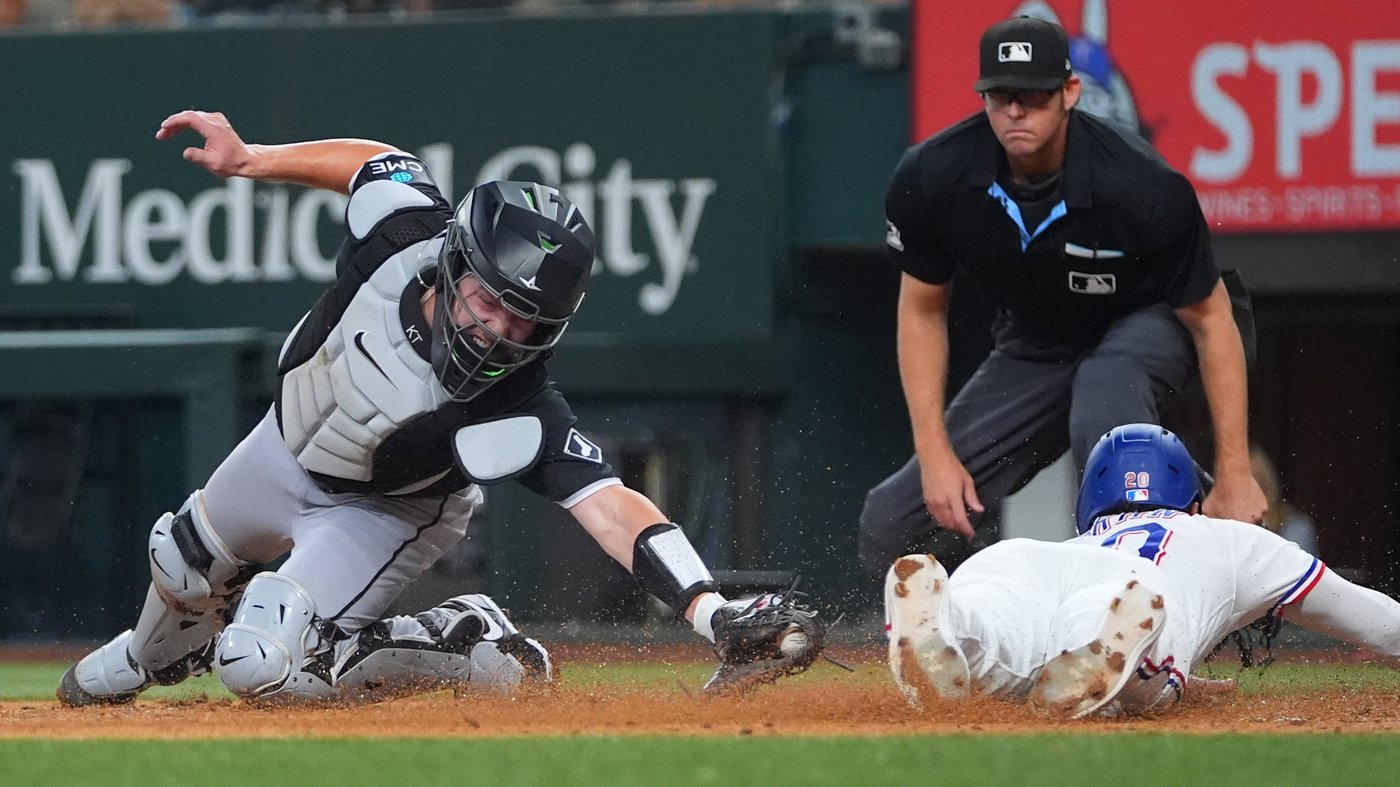 White Sox catcher Kyle Teel helped off field with left ankle injury and IL stint is likely | iNFOnews.ca