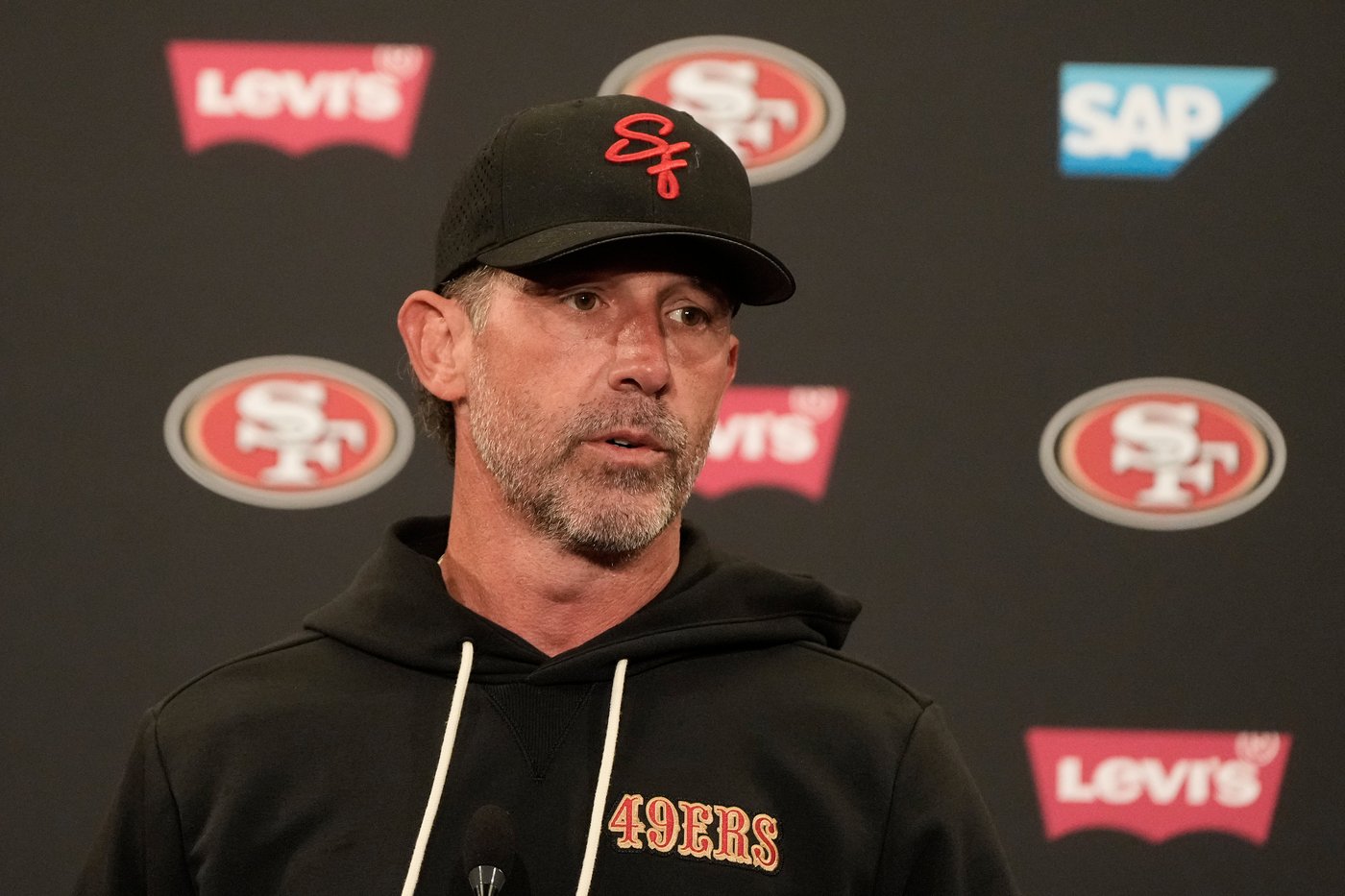 Kyle Shanahan makes a cameo appearance at 49ers practice following recent car crash | iNFOnews.ca