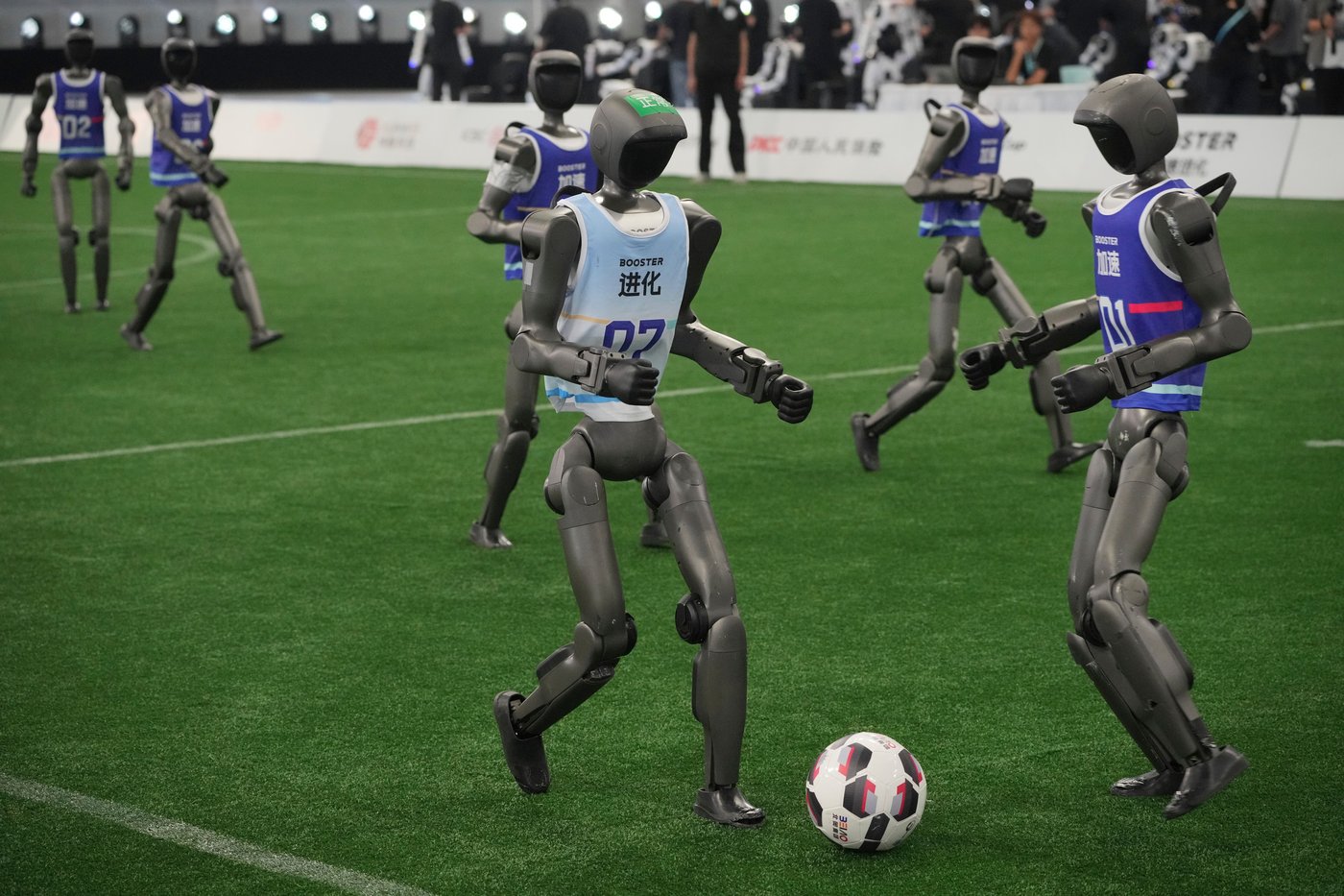 Humanoid robots sprint, play soccer and set records at Beijing games, in photos | iNFOnews.ca