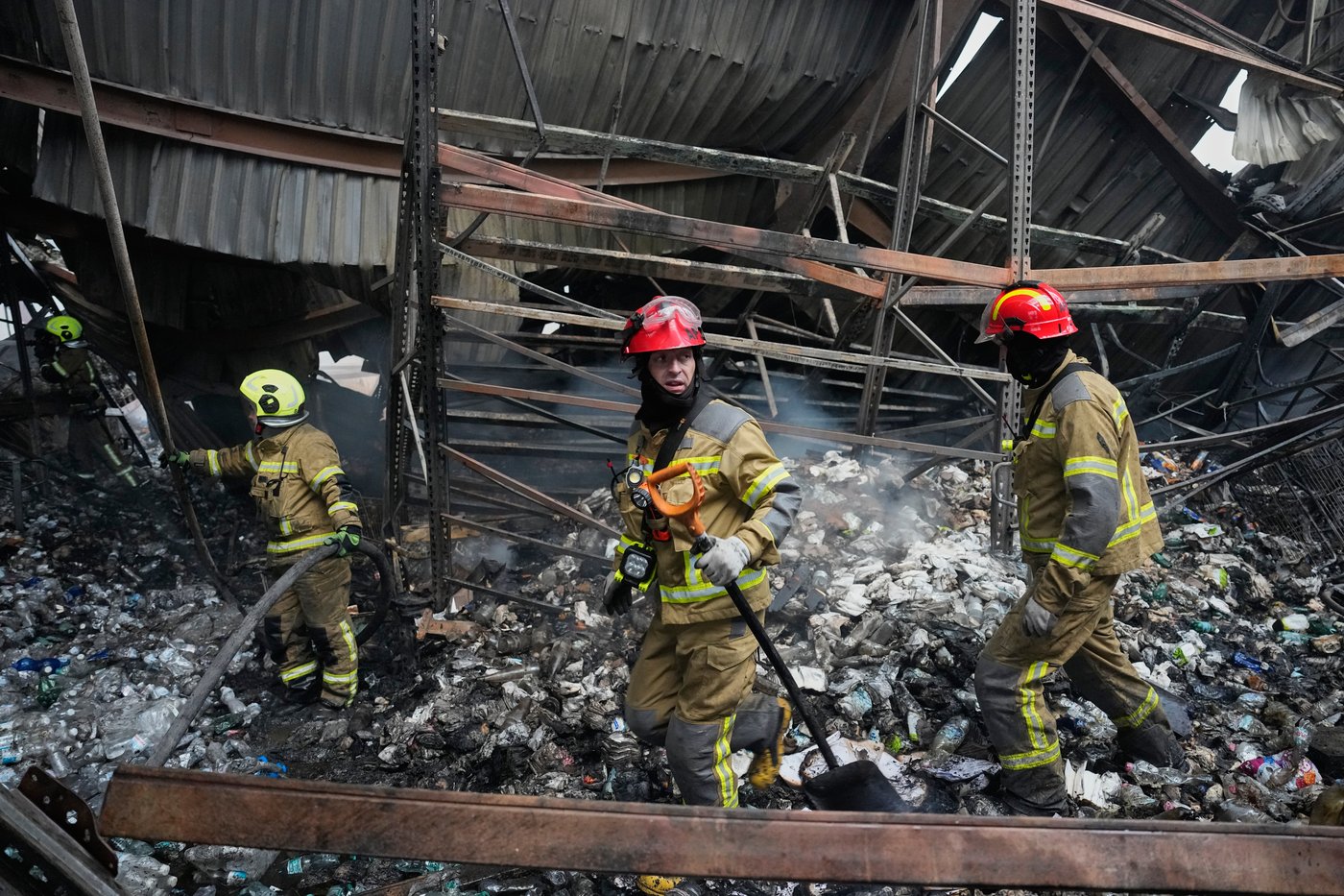 Photos show Russian attack on a warehouse in Kyiv | iNFOnews.ca
