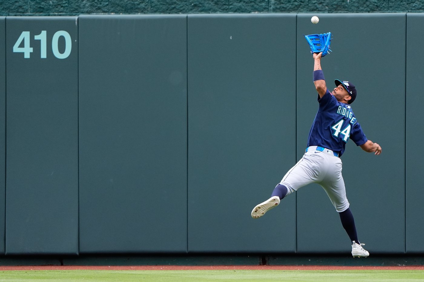 Kolek throws complete-game shutout and Royals top Mariners to end 4-game skid | iNFOnews.ca