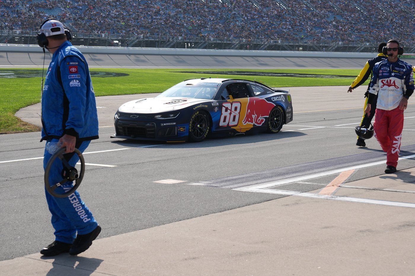 NASCAR uses 3 of its youngest drivers for Rolling Stones collaboration | iNFOnews.ca
