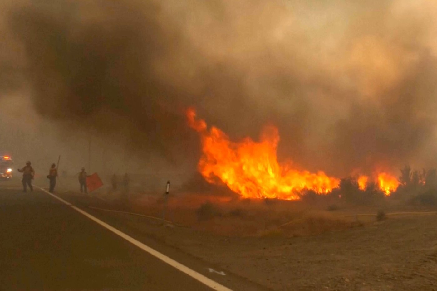 Firefighters are trying to stop a fast-moving Nevada wildfire from spreading to homes in Reno | iNwheels Firefighters are trying to stop a fast-moving Nevada wildfire from spreading to homes in Reno | iNwheels