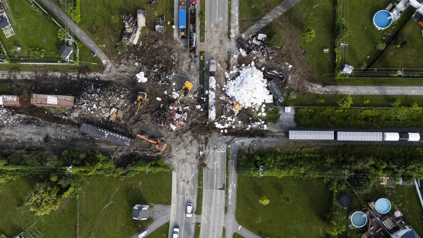 Montreal-area residents relieved no one hurt after 46 railcars jump tracks near homes | iNwheels