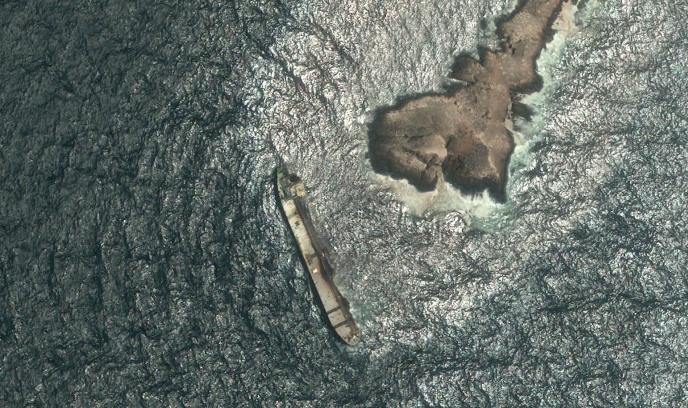 Leaking grounded oil tanker off Oman sinks further, satellite images show | iNFOnews.ca Leaking grounded oil tanker off Oman sinks further, satellite images show | iNFOnews.ca