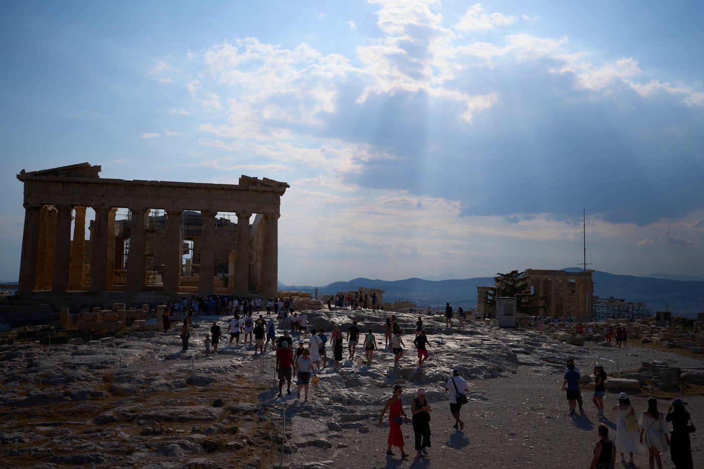 Man stabs and wounds tourists near the Acropolis in Athens, Greece | iNFOnews.ca