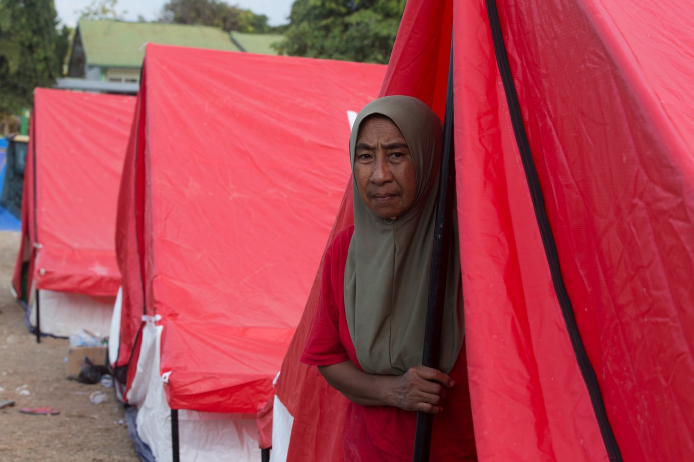People await aid after powerful earthquake in Indonesia, in photos | iNFOnews.ca