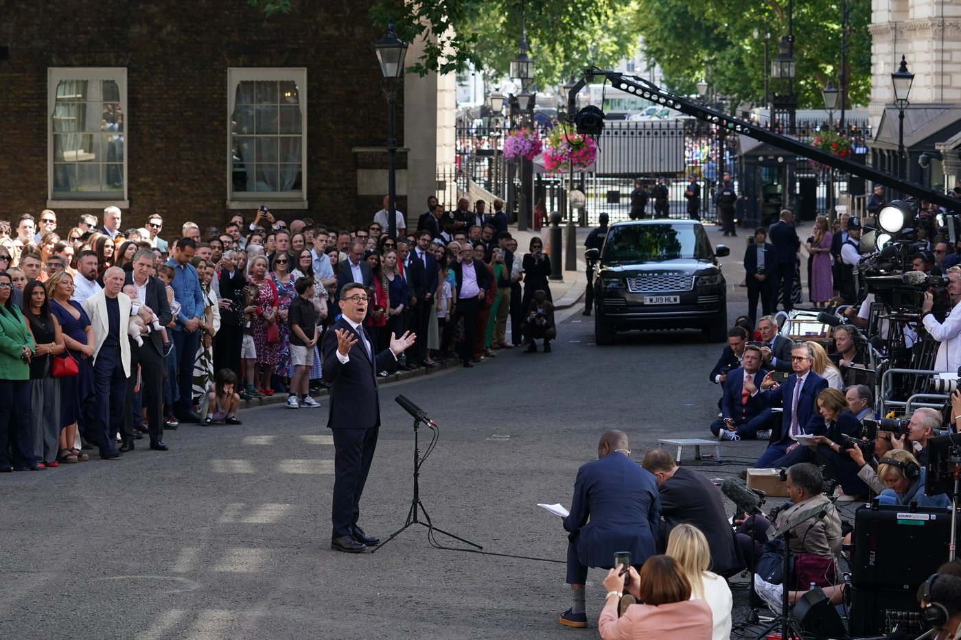 Andy Burnham becomes Britain’s new prime minister as Starmer resigns, in photos | iNFOnews.ca