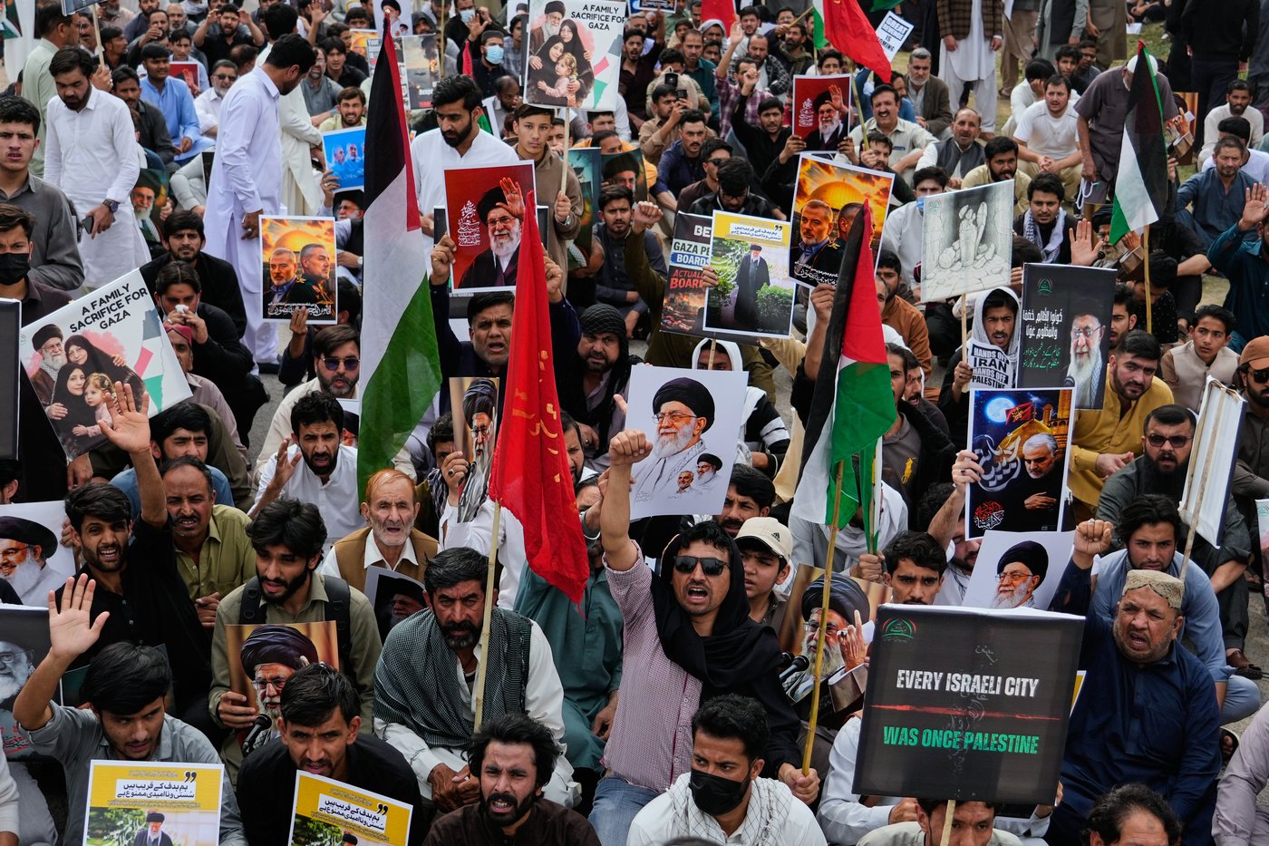 Pakistani Shiites rally to denounce US-Israeli strikes on Iran as US Embassy issues a security alert | iNFOnews.ca