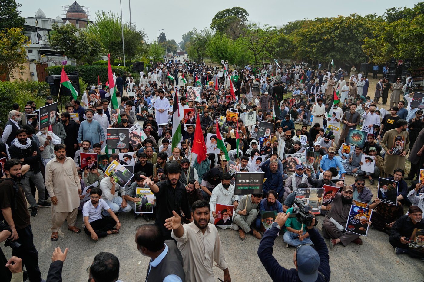 Pakistani Shiites rally to denounce US-Israeli strikes on Iran as US Embassy issues a security alert | iNFOnews.ca