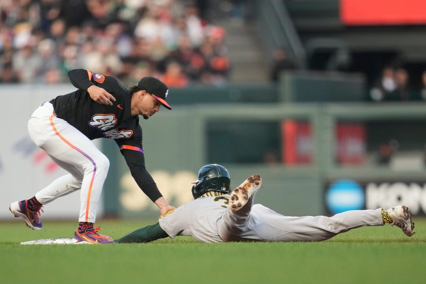 Robbie Ray limits Athletics to an unearned run and 2 hits in 8 innings as Giants win 3-1 | iNFOnews.ca Robbie Ray limits Athletics to an unearned run and 2 hits in 8 innings as Giants win 3-1 | iNFOnews.ca