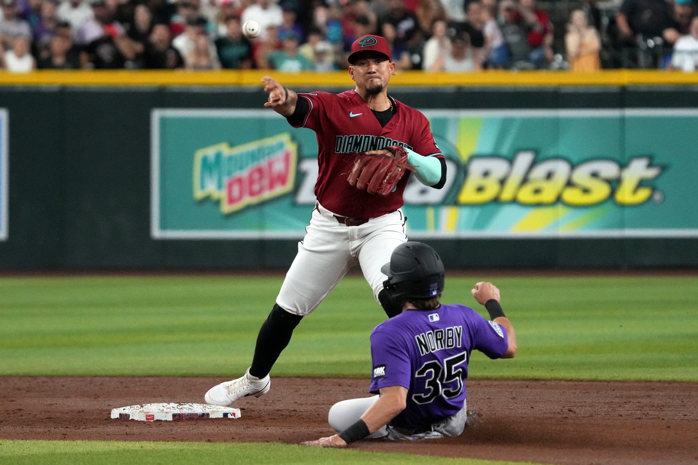 Karros hits 2-run homer before leaving after collision, Rockies rally past Diamondbacks for 3-2 win | iNFOnews.ca Karros hits 2-run homer before leaving after collision, Rockies rally past Diamondbacks for 3-2 win | iNFOnews.ca