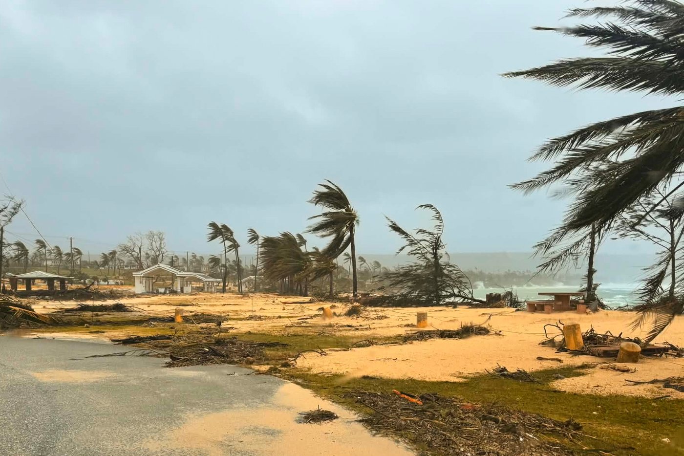 Search is on for 6 from a ship that overturned near the Northern Marianas during a typhoon | iNFOnews.ca