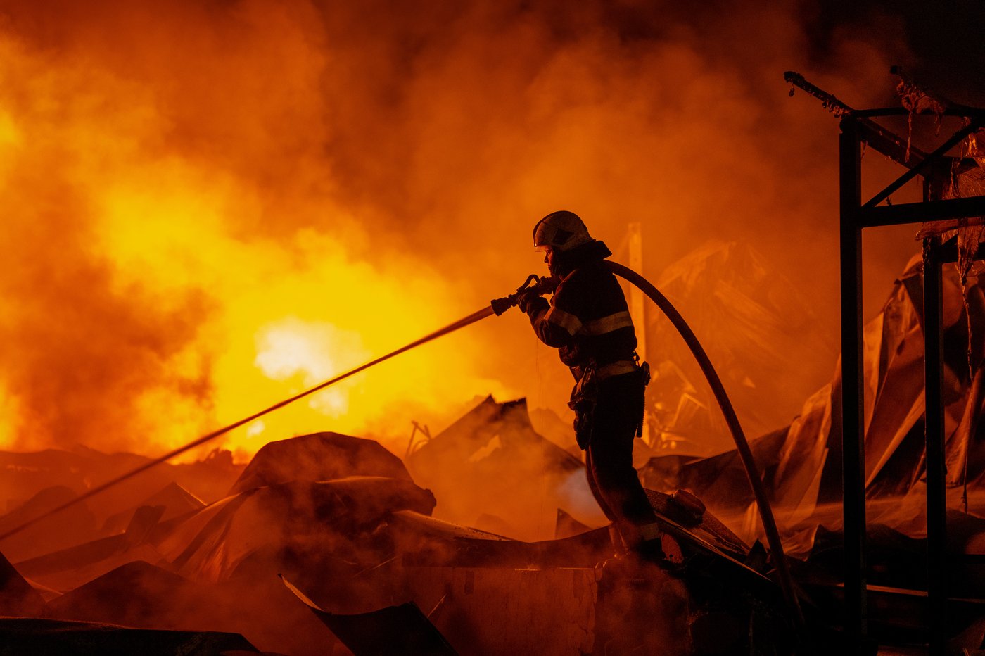 Photos show Russian attack on a warehouse in Kyiv | iNFOnews.ca