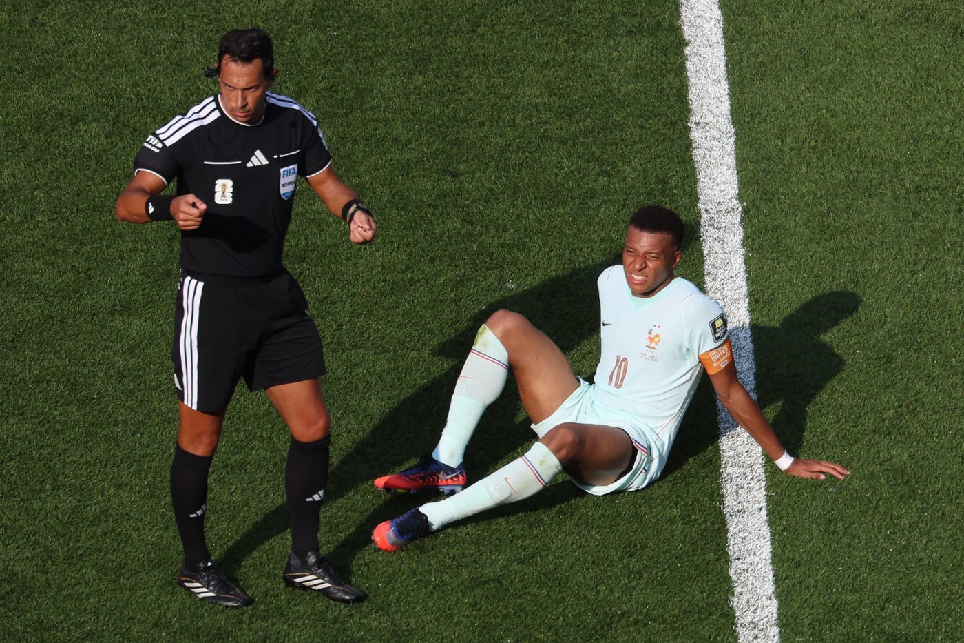 Kylian Mbappé scores his 8th World Cup goal before leaving game with a 'slight' ankle injury | iNFOnews.ca Kylian Mbappé scores his 8th World Cup goal before leaving game with a 'slight' ankle injury | iNFOnews.ca