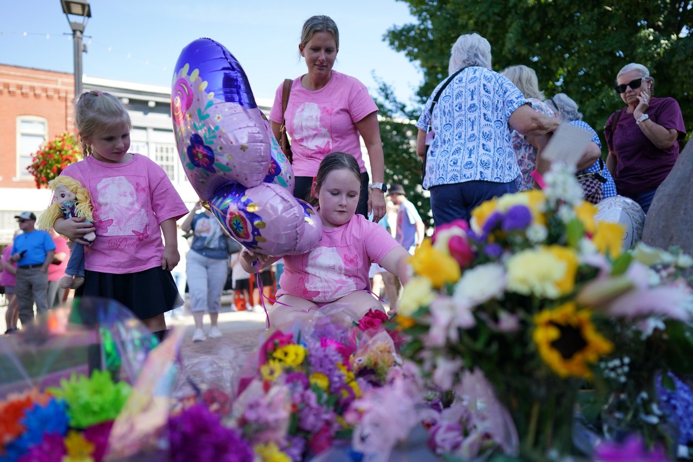 From Los Angeles to Nashville, fans remember Dolly Parton, in photos | iNFOnews.ca