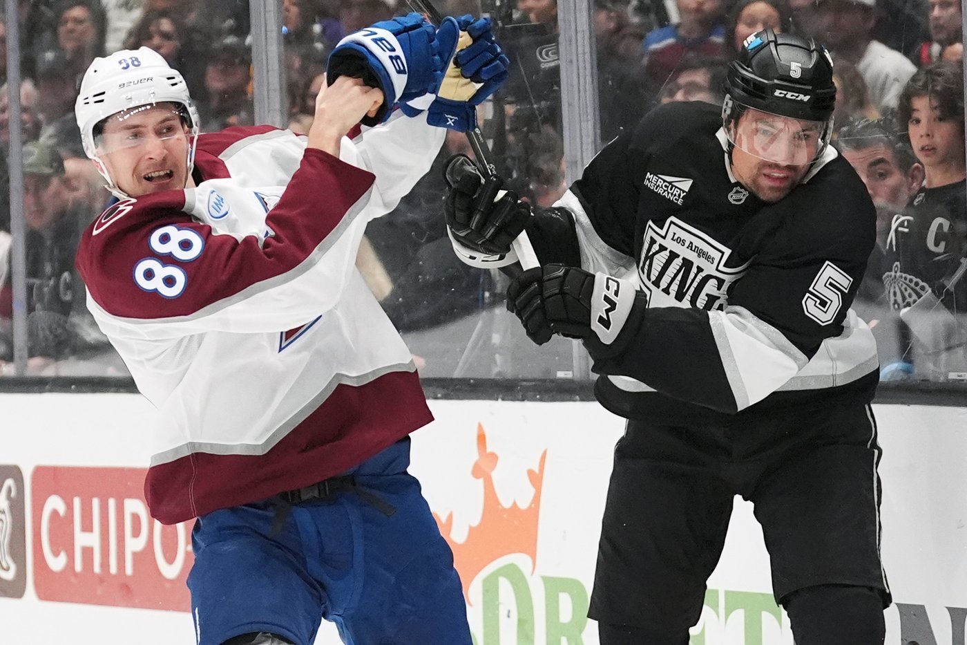 MacKinnon leads Avalanche to 5-1 win, first-round sweep of L.A. Kings | iNFOnews.ca