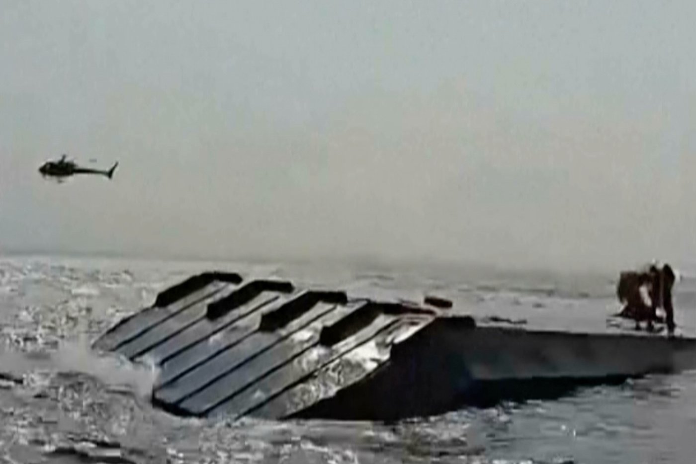 Survivors describe pleading to turn back before ferry capsized on Zimbabwe lake and killed 44 | iNFOnews.ca Survivors describe pleading to turn back before ferry capsized on Zimbabwe lake and killed 44 | iNFOnews.ca