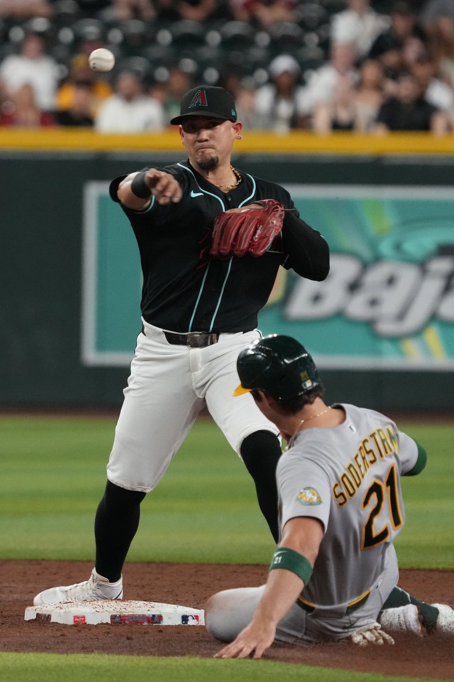 Vargas hits winning single in 10th as Diamondbacks rally to beat A's 6-5 after blowing lead in 9th | iNFOnews.ca