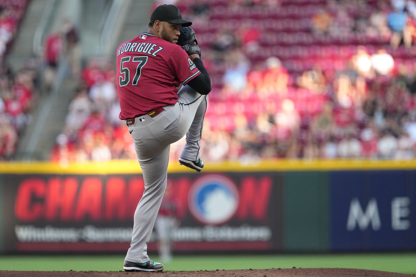 Dunn's error leads to 3-run 9th, Diamondbacks beat Reds 5-2 | iNFOnews.ca