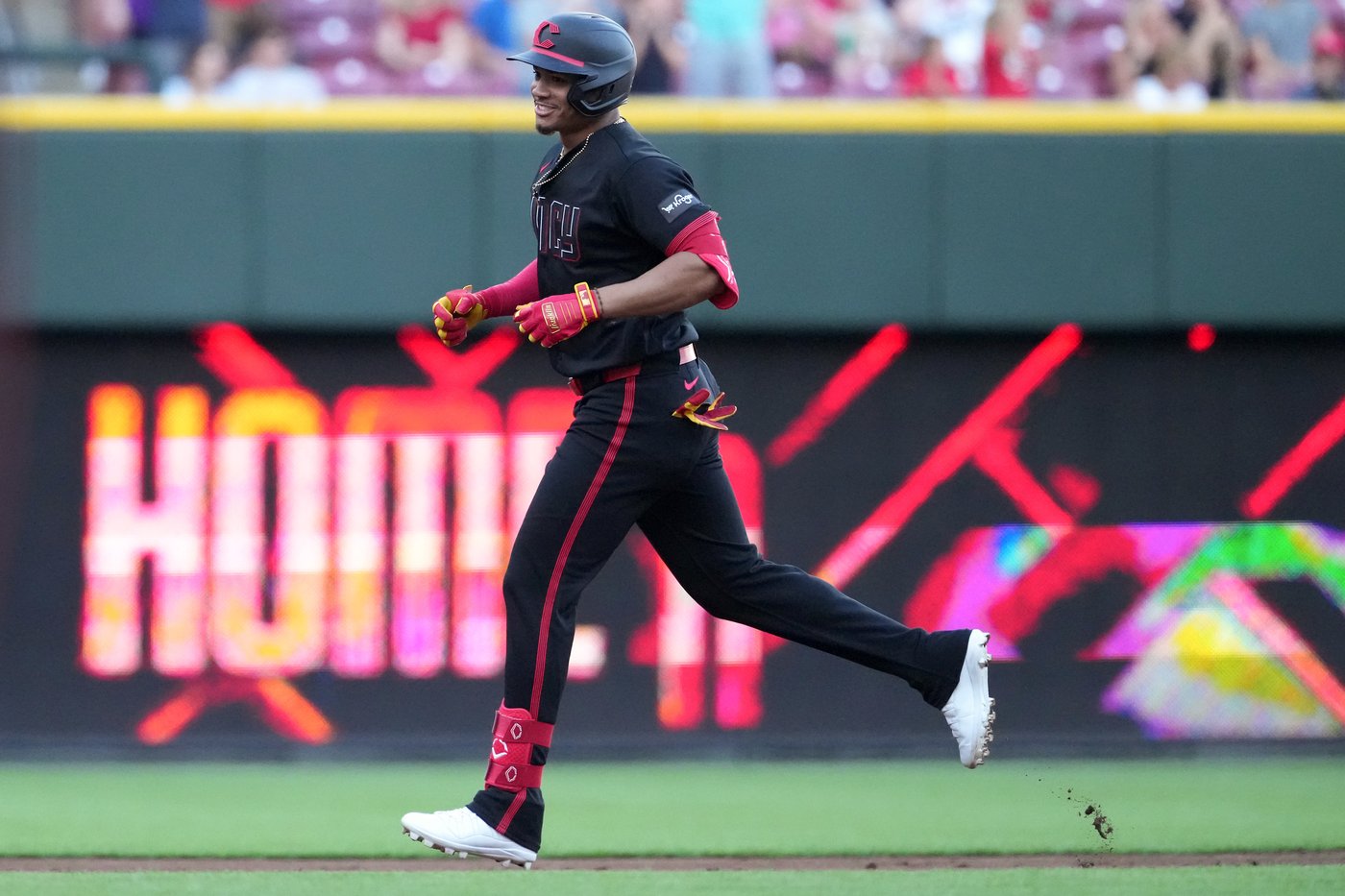 Dunn's error leads to 3-run 9th, Diamondbacks beat Reds 5-2 | iNFOnews.ca