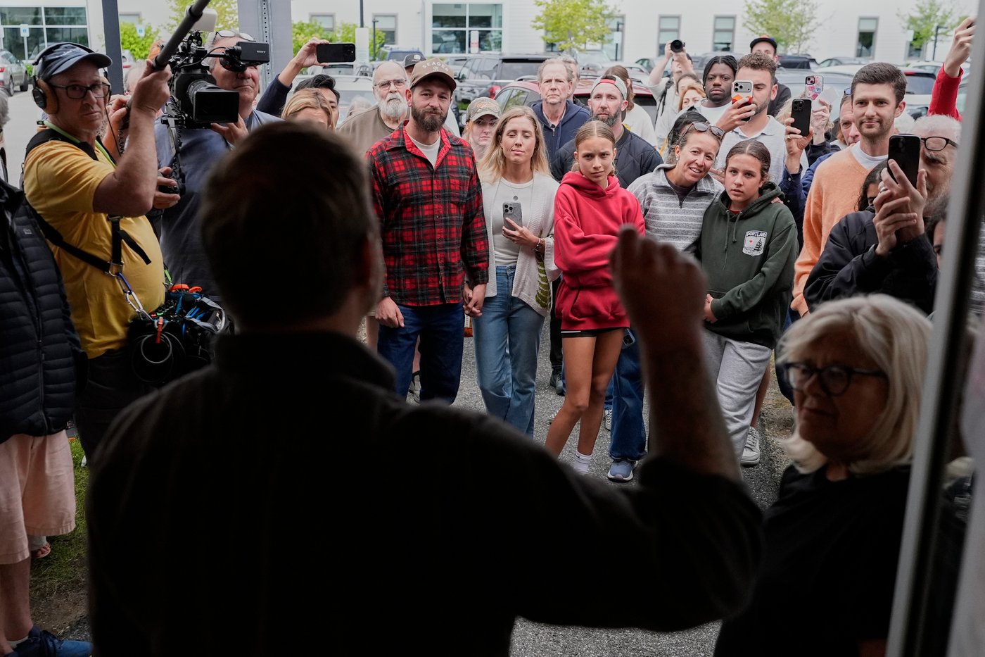 Graham Platner gets a lift from friendly Maine crowd after week of damage control in Senate campaign | iNFOnews.ca