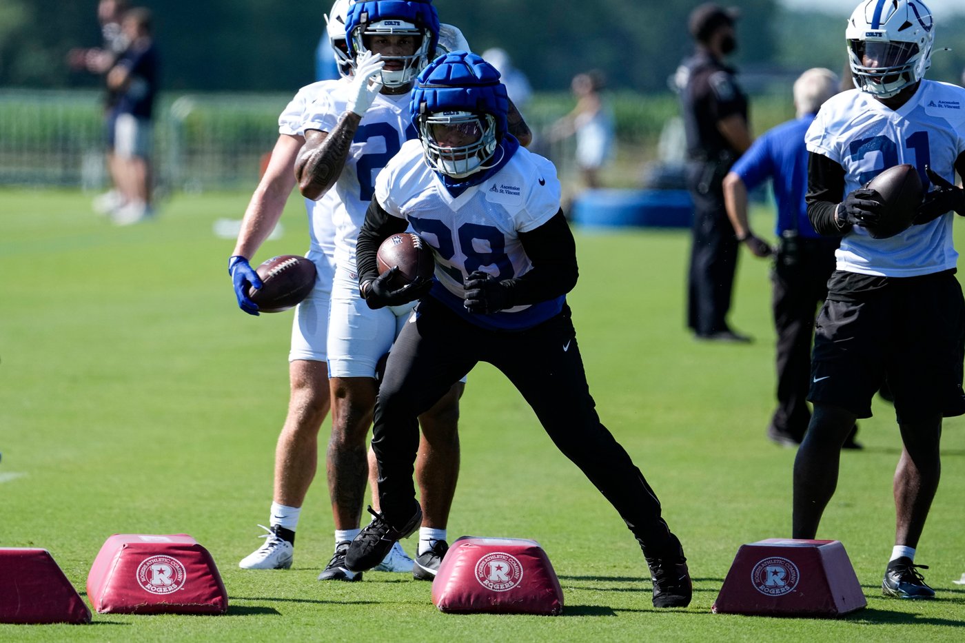 Colts keep 2021 league rushing champ Jonathan Taylor with 2-year, $44 million deal, AP source says | iNFOnews.ca Colts keep 2021 league rushing champ Jonathan Taylor with 2-year, $44 million deal, AP source says | iNFOnews.ca