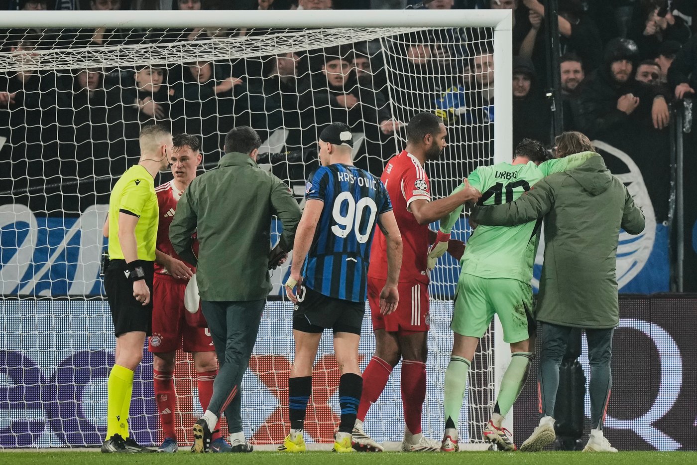 Canada's Alphonso Davies has hamstring strain, Bayern Munich says | iNFOnews.ca