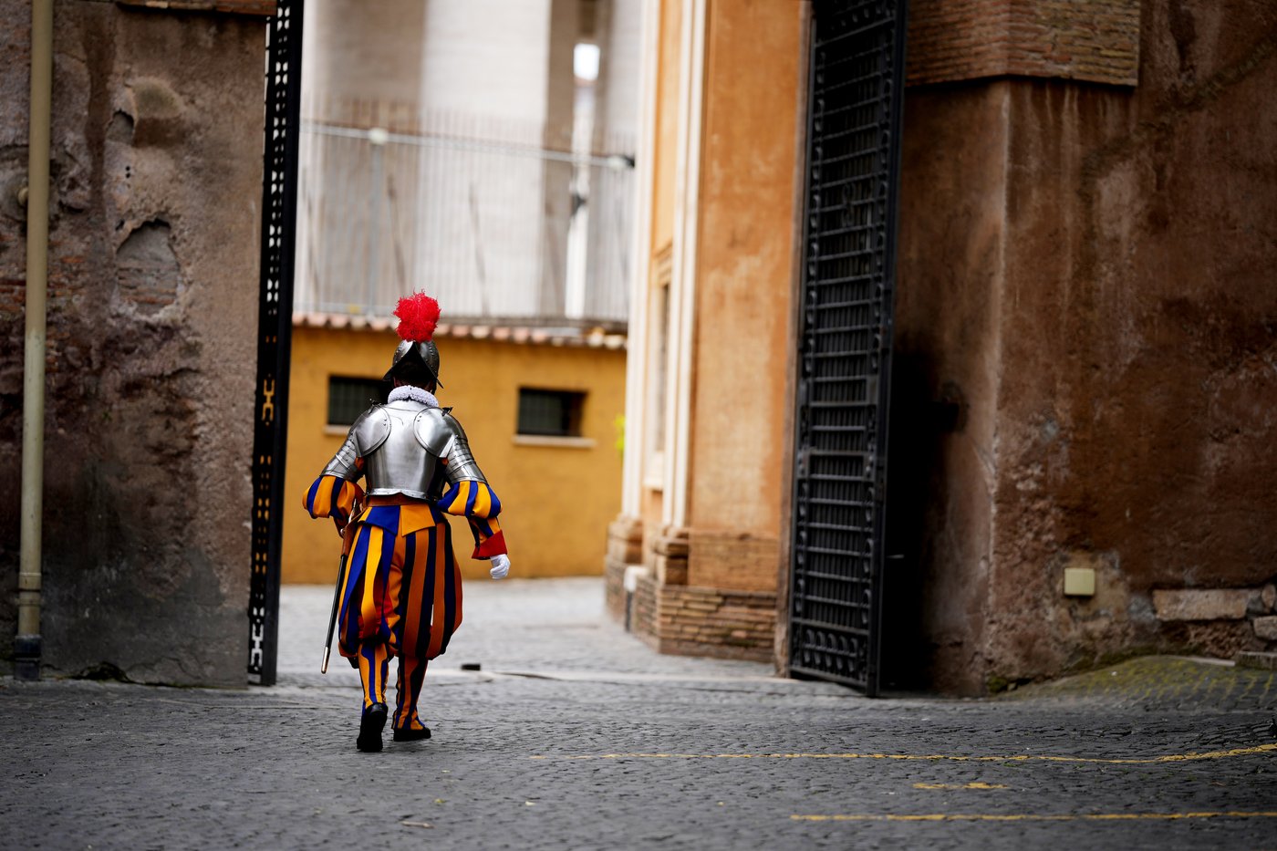 The Pontifical Swiss Guard’s newest recruits join the world's oldest standing army, in photos | iNFOnews.ca