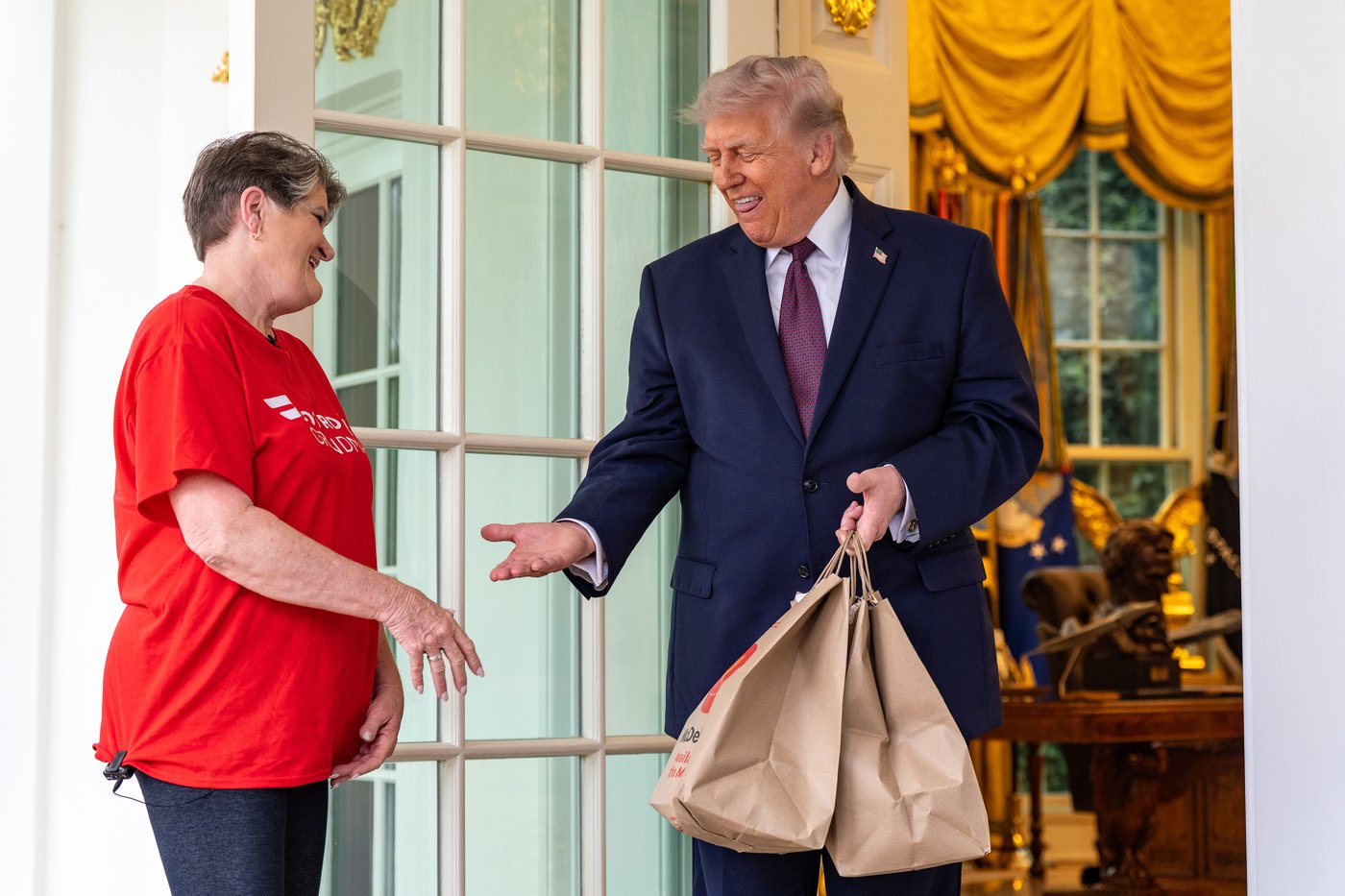 Trump tips DoorDash driver $100 for delivering McDonald's to Oval Office | iNFOnews.ca Trump tips DoorDash driver $100 for delivering McDonald's to Oval Office | iNFOnews.ca