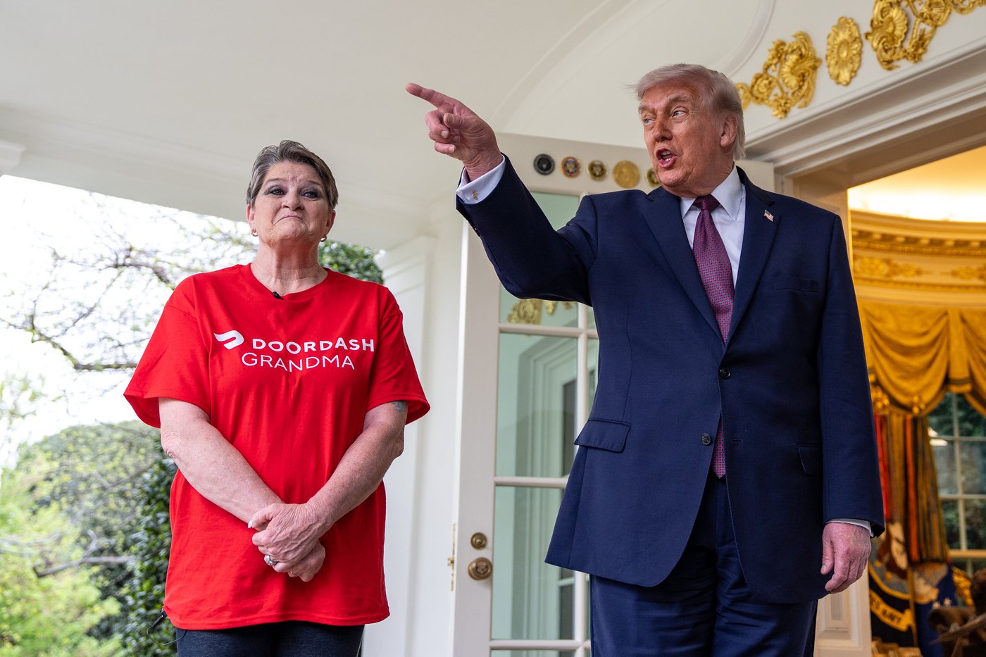 Trump tips DoorDash driver $100 for delivering McDonald's to Oval Office | iNFOnews.ca Trump tips DoorDash driver $100 for delivering McDonald's to Oval Office | iNFOnews.ca