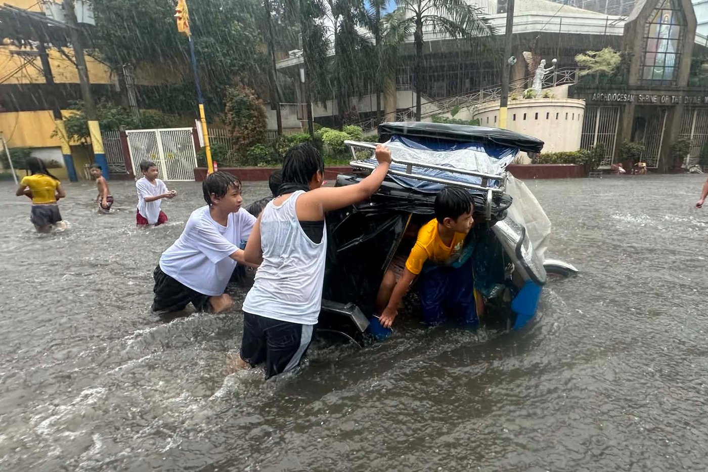 Heavy rains kill 1 in South Korea and flood major streets in Philippines | iNFOnews.ca