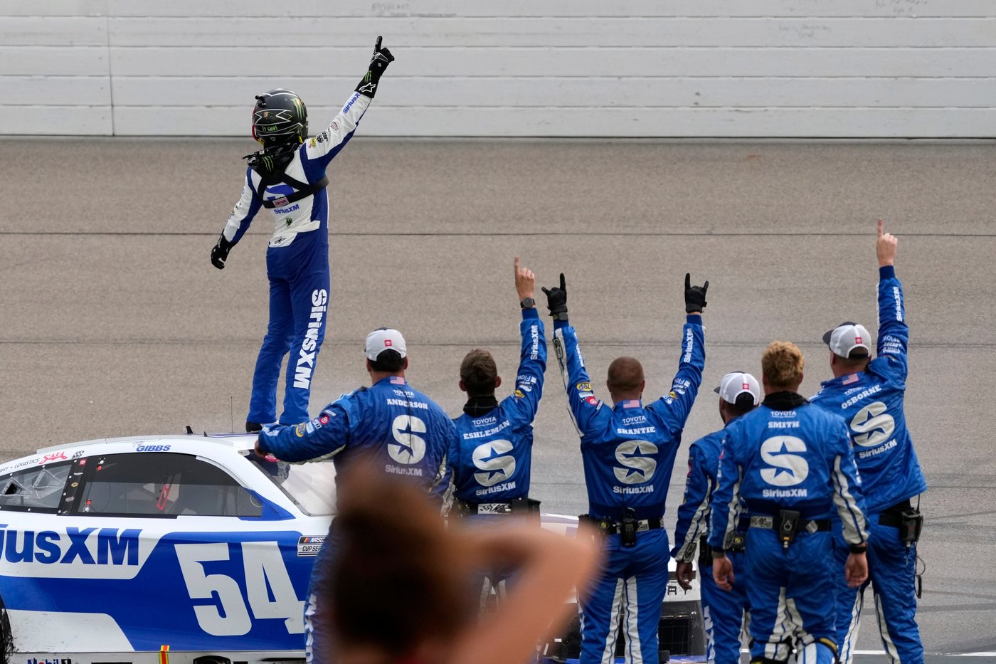 Ty Gibbs holds on to win NASCAR Cup Series race at Iowa Speedway | iNFOnews.ca