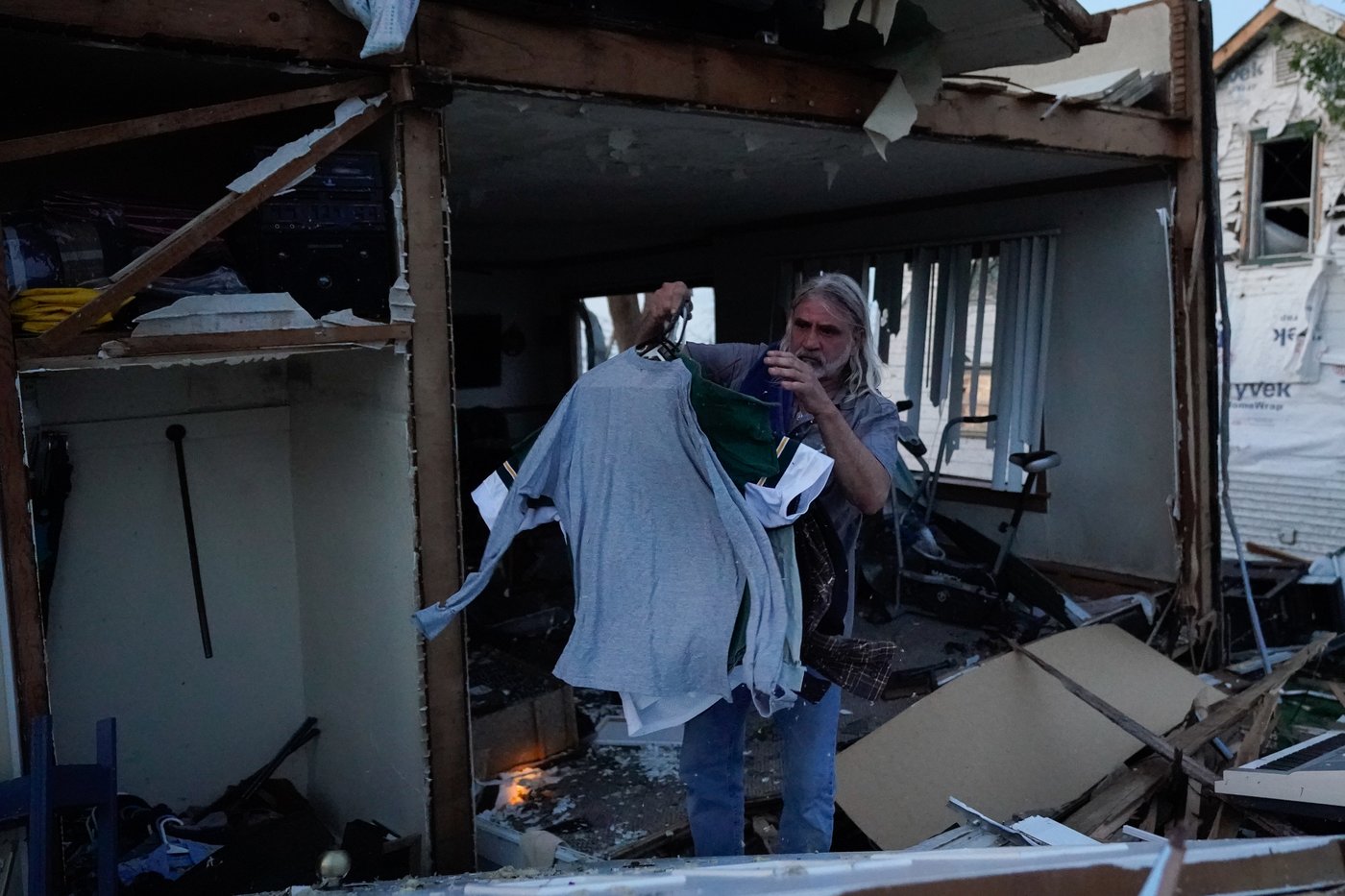 Twisted trees, crushed cars and shattered homes in Wisconsin, in photos | iNwheels