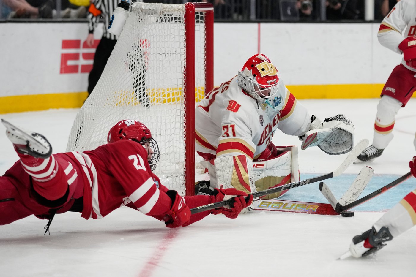 Denver beats Wisconsin 2-1 for its 11th national title, 3rd in 5 years | iNFOnews.ca