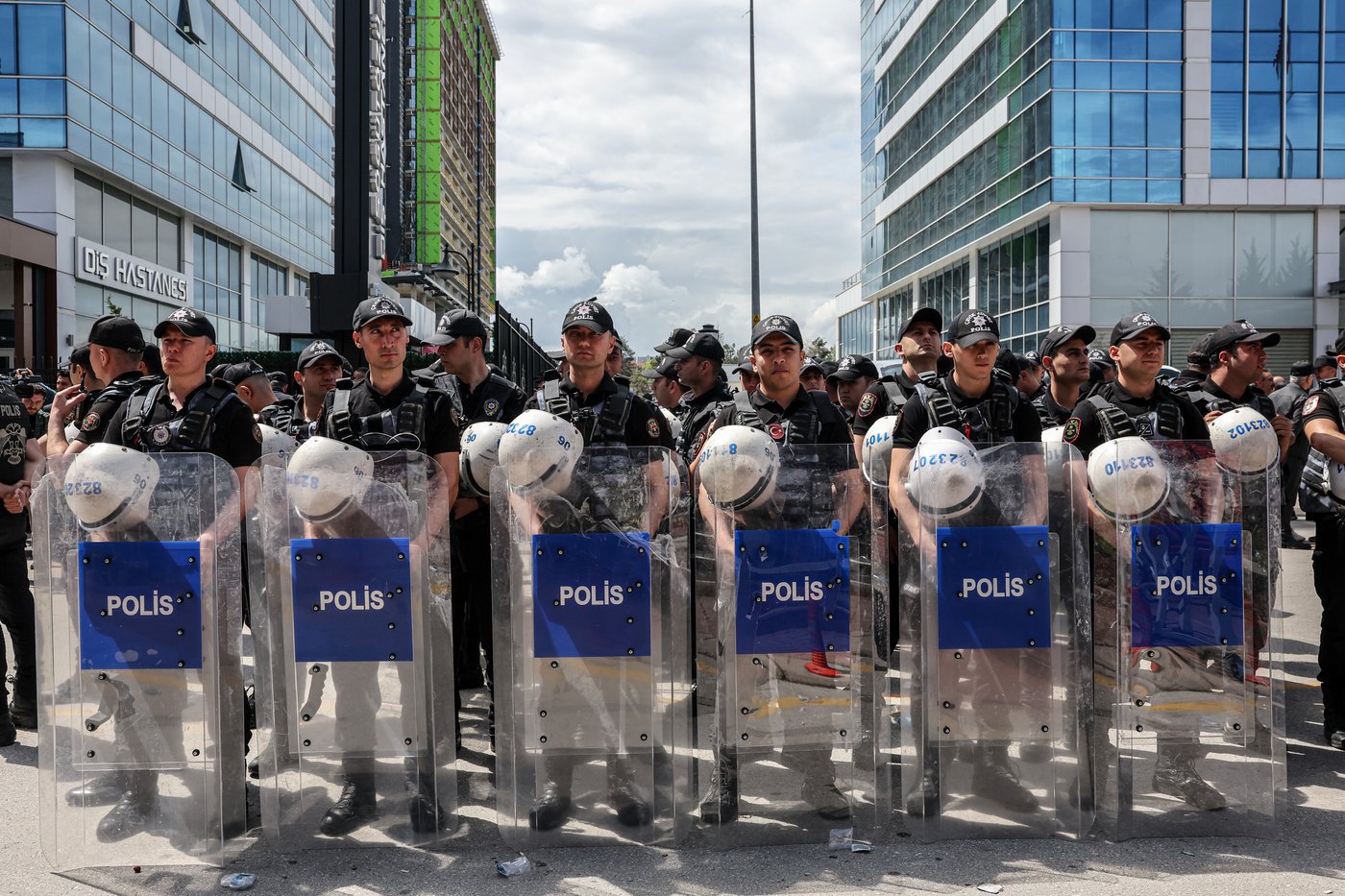 Turkish police storm offices of main opposition CHP party, firing tear gas and rubber bullets | iNFOnews.ca