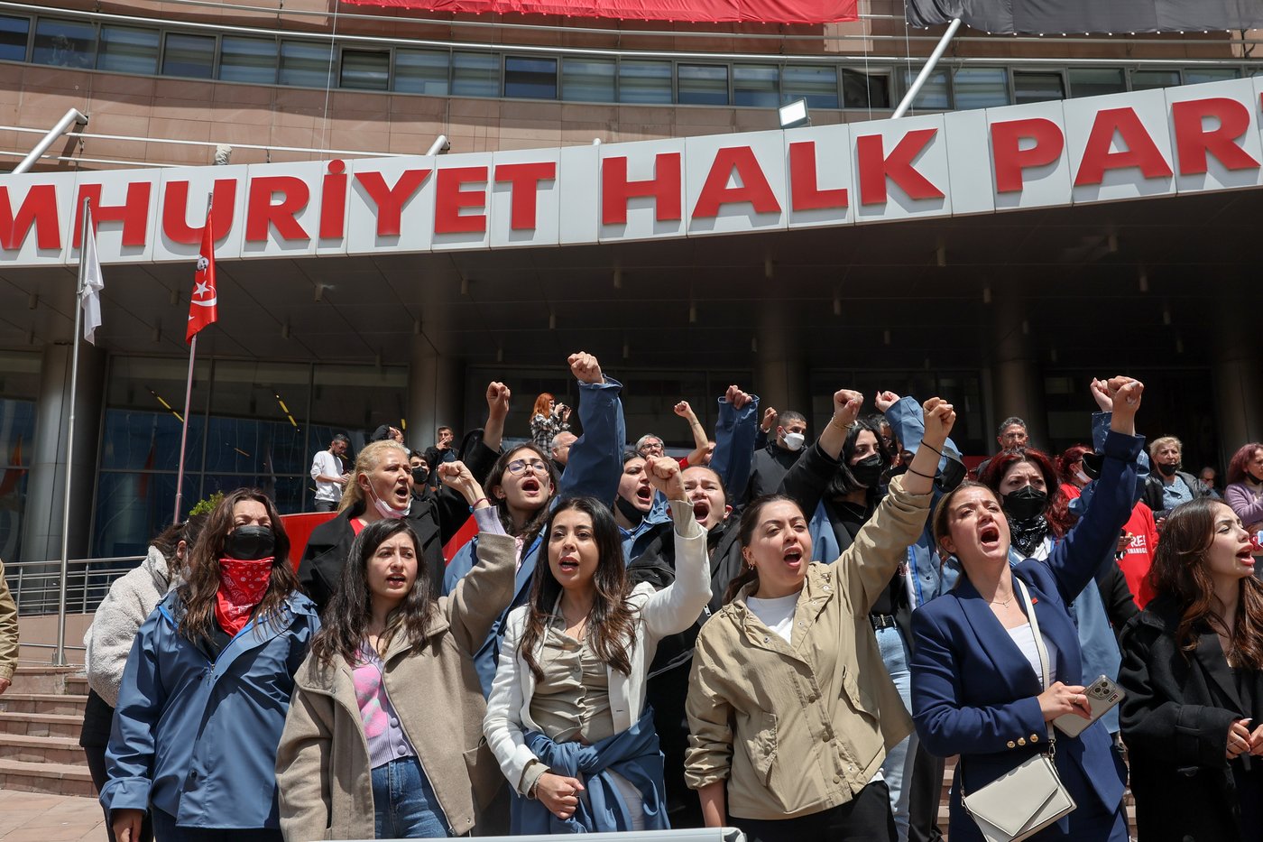 Turkish police storm offices of main opposition CHP party, firing tear gas and rubber bullets | iNFOnews.ca